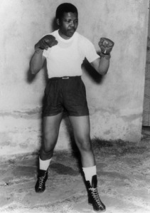 young-nelson-mandela-boxing-pose-1950